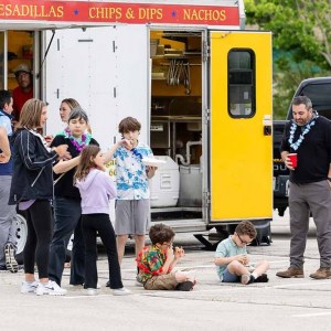 Kids-eating-in-front-of-food-truck